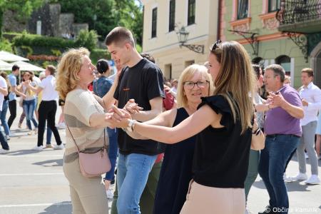 Kamnik danes v znamenju maturantske četvorke, v kateri je zaplesalo preko 200 maturantk in maturantov (109)